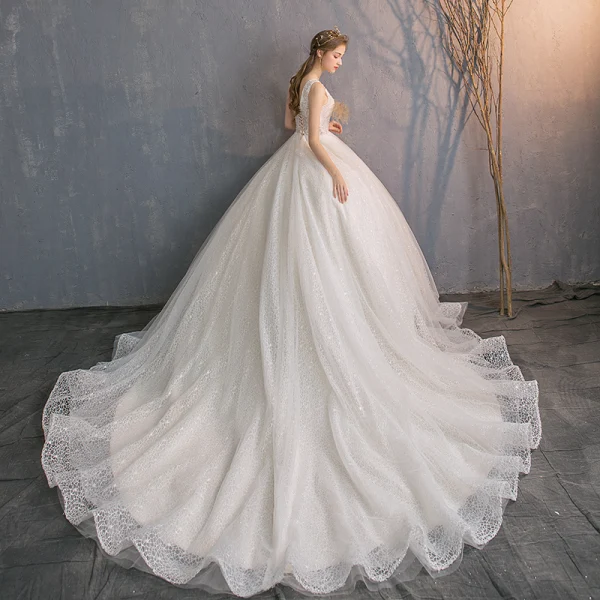 Edles Champagner Spitze Brautkleider / Hochzeitskleider 2019 A Linie Tiefer V-Ausschnitt Ärmellos Rückenfreies Perlenstickerei Perle Pailletten Glanz Kapelle-Schleppe Rüschen