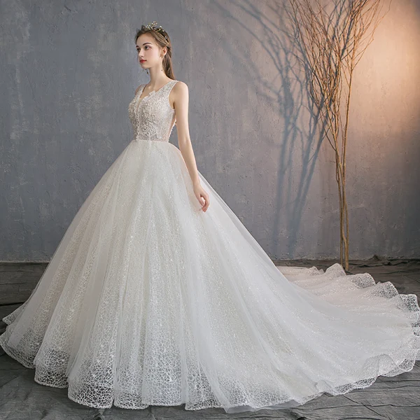 Edles Champagner Spitze Brautkleider / Hochzeitskleider 2019 A Linie Tiefer V-Ausschnitt Ärmellos Rückenfreies Perlenstickerei Perle Pailletten Glanz Kapelle-Schleppe Rüschen