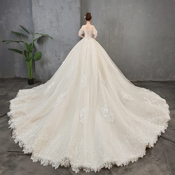 Élégant Champagne Robe De Mariée 2019 Princesse Bretelles Spaghetti Manches Courtes Dos Nu Appliques En Dentelle Perlage Perle Paillettes Glitter Tulle Cathedral Train Volants