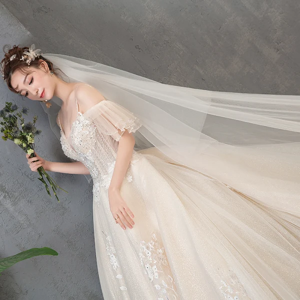 Élégant Champagne Robe De Mariée 2019 Princesse Bretelles Spaghetti Manches Courtes Dos Nu Appliques En Dentelle Perlage Perle Paillettes Glitter Tulle Cathedral Train Volants