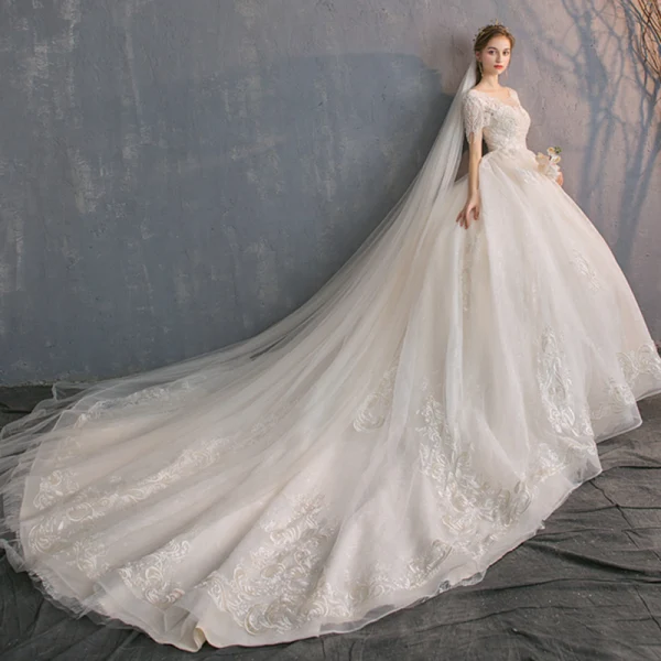 Schöne Champagner Durchsichtige Brautkleider / Hochzeitskleider 2019 A Linie Rundhalsausschnitt Kurze Ärmel Perlenstickerei Quaste Rückenfreies Applikationen Spitze Kapelle-Schleppe Rüschen