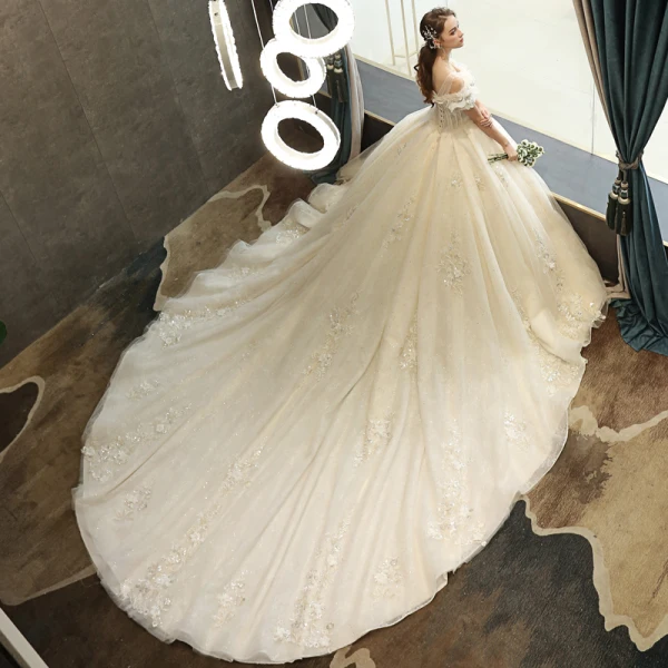 Chic Champagne Robe De Mariée 2019 Princesse V-Cou Manches Courtes Dos Nu Appliques En Dentelle Paillettes Perlage Glitter Tulle Chapel Train Volants