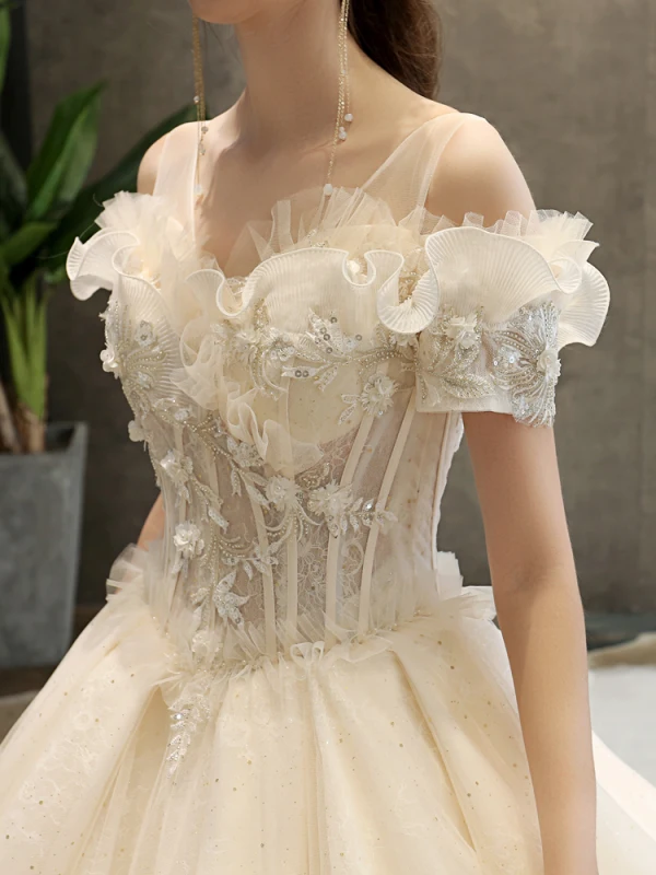 Chic Champagne Robe De Mariée 2019 Princesse V-Cou Manches Courtes Dos Nu Appliques En Dentelle Paillettes Perlage Glitter Tulle Chapel Train Volants