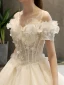Chic Champagne Robe De Mariée 2019 Princesse V-Cou Manches Courtes Dos Nu Appliques En Dentelle Paillettes Perlage Glitter Tulle Chapel Train Volants
