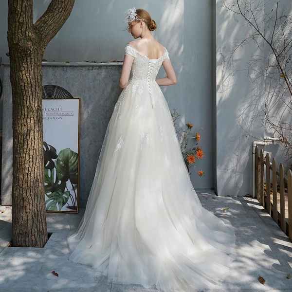Abordable Champagne Jardin / Extérieur Robe De Mariée 2019 Princesse De l'épaule Manches Courtes Dos Nu Appliques En Dentelle Perlage Perle Train De Balayage Volants