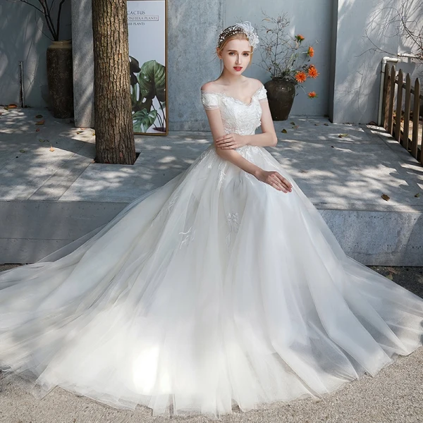 Abordable Champagne Jardin / Extérieur Robe De Mariée 2019 Princesse De l'épaule Manches Courtes Dos Nu Appliques En Dentelle Perlage Perle Train De Balayage Volants