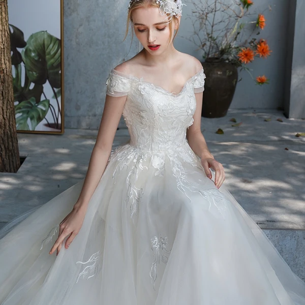 Abordable Champagne Jardin / Extérieur Robe De Mariée 2019 Princesse De l'épaule Manches Courtes Dos Nu Appliques En Dentelle Perlage Perle Train De Balayage Volants
