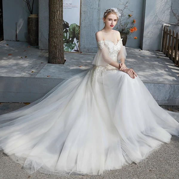 Abordable Champagne Jardin / Extérieur Robe De Mariée 2019 Princesse De l'épaule Manches de cloche Dos Nu Appliques En Dentelle Paillettes Perlage Perle Train De Balayage Volants
