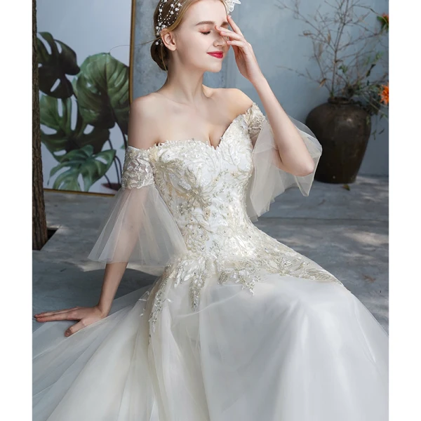 Abordable Champagne Jardin / Extérieur Robe De Mariée 2019 Princesse De l'épaule Manches de cloche Dos Nu Appliques En Dentelle Paillettes Perlage Perle Train De Balayage Volants