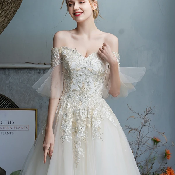 Abordable Champagne Jardin / Extérieur Robe De Mariée 2019 Princesse De l'épaule Manches de cloche Dos Nu Appliques En Dentelle Paillettes Perlage Perle Train De Balayage Volants