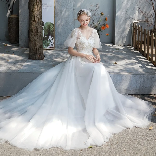 Niedrogie Kość Słoniowa Ogród / Outdoor Suknie Ślubne 2019 Princessa V-Szyja Kótkie Rękawy Bez Pleców Aplikacje Z Koronki Trenem Sweep Wzburzyć