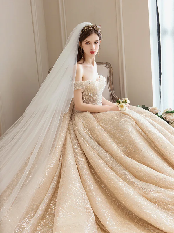 Bling Bling Champagner Brautkleider / Hochzeitskleider 2019 A Linie Off Shoulder Kurze Ärmel Rückenfreies Pailletten Perlenstickerei Glanz Tülle Kathedrale Schleppe Rüschen