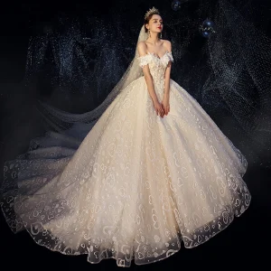 Romantique Champagne Robe De Mariée 2019 Robe Boule De L 039 Épaule Manches Courtes Dos Nu Forme De Coeur Glitter Appliques En Dentelle Chapel Train Volants