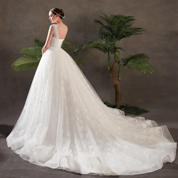 Schöne Ivory / Creme Brautkleider / Hochzeitskleider 2019 A Linie Durchsichtige V-Ausschnitt Ärmellos Rückenfreies Applikationen Spitze Pailletten Perlenstickerei Kapelle-Schleppe Rüschen