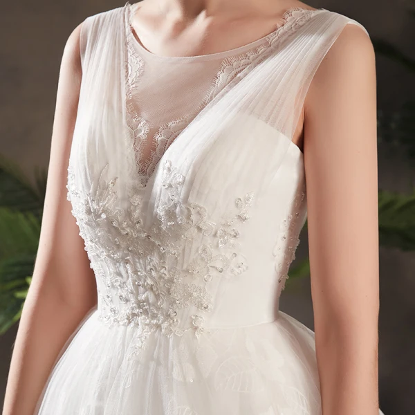 Schöne Ivory / Creme Brautkleider / Hochzeitskleider 2019 A Linie Durchsichtige V-Ausschnitt Ärmellos Rückenfreies Applikationen Spitze Pailletten Perlenstickerei Kapelle-Schleppe Rüschen
