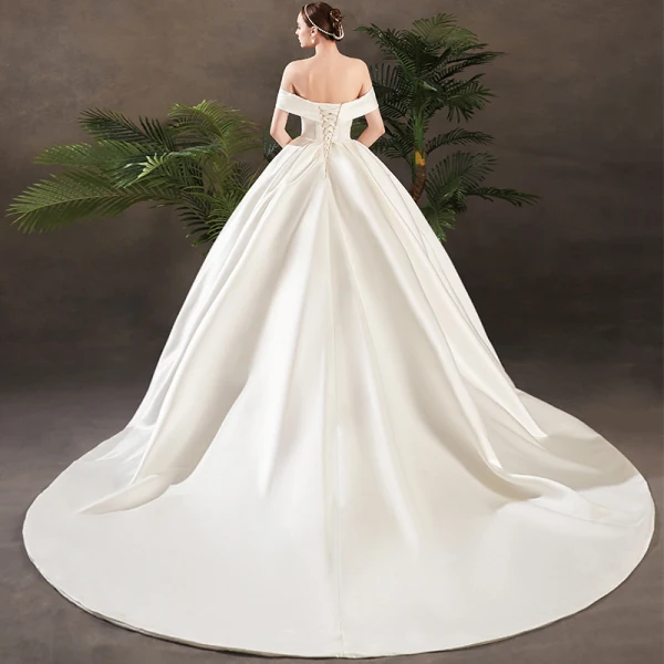 Simple Ivoire Satin Robe De Mariée 2019 Princesse De l'épaule Manches Courtes Dos Nu Chapel Train Volants