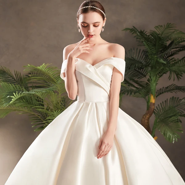 Simple Ivoire Satin Robe De Mariée 2019 Princesse De l'épaule Manches Courtes Dos Nu Chapel Train Volants