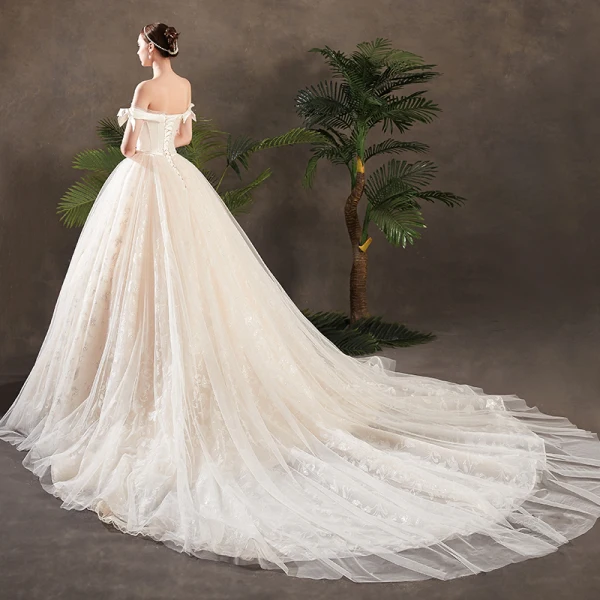 Chic Champagne Robe De Mariée 2019 Princesse De l'épaule Noeud Manches Courtes Dos Nu Glitter Appliques En Dentelle Chapel Train Volants