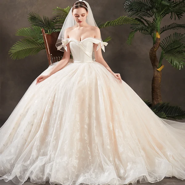 Chic Champagne Robe De Mariée 2019 Princesse De l'épaule Noeud Manches Courtes Dos Nu Glitter Appliques En Dentelle Chapel Train Volants