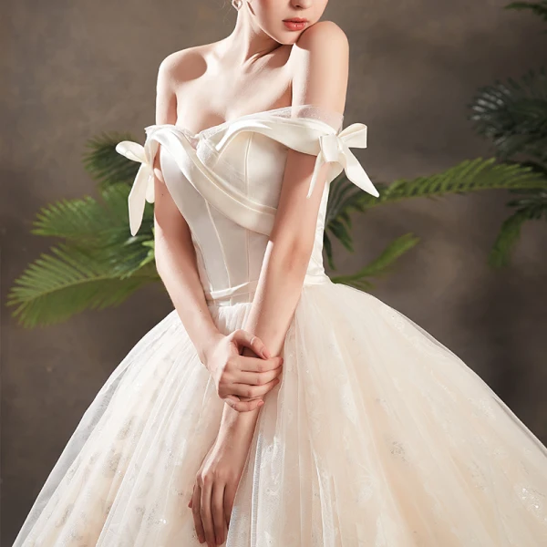 Chic Champagne Robe De Mariée 2019 Princesse De l'épaule Noeud Manches Courtes Dos Nu Glitter Appliques En Dentelle Chapel Train Volants