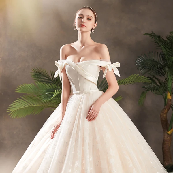 Chic Champagne Robe De Mariée 2019 Princesse De l'épaule Noeud Manches Courtes Dos Nu Glitter Appliques En Dentelle Chapel Train Volants