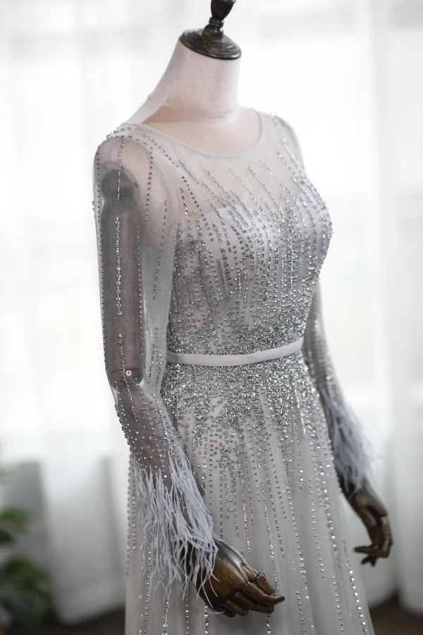 Luxe Gris Transparentes Robe De Soirée 2019 Princesse Encolure Dégagée Manches Longues Plumes Fait main Perlage Ceinture Train De Balayage Volants Robe De Ceremonie