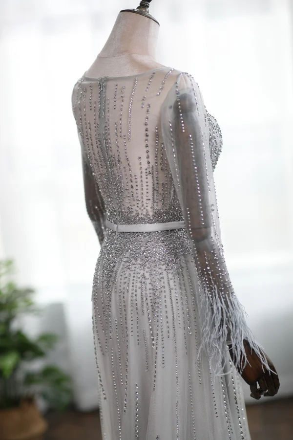 Luxe Gris Transparentes Robe De Soirée 2019 Princesse Encolure Dégagée Manches Longues Plumes Fait main Perlage Ceinture Train De Balayage Volants Robe De Ceremonie
