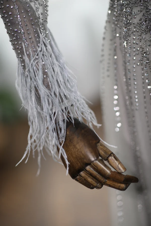 Luxe Gris Transparentes Robe De Soirée 2019 Princesse Encolure Dégagée Manches Longues Plumes Fait main Perlage Ceinture Train De Balayage Volants Robe De Ceremonie