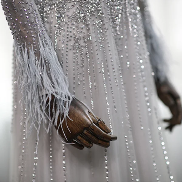 Luxe Gris Transparentes Robe De Soirée 2019 Princesse Encolure Dégagée Manches Longues Plumes Fait main Perlage Ceinture Train De Balayage Volants Robe De Ceremonie