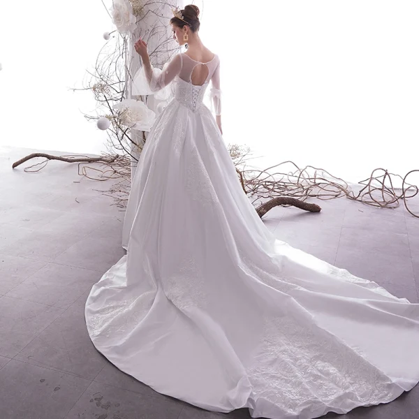 Beste Weiß Satin Durchsichtige Brautkleider / Hochzeitskleider 2019 A Linie Rundhalsausschnitt Geschwollenes Lange Ärmel Rückenfreies Applikationen Spitze Pailletten Perlenstickerei Kapelle-Schleppe Rüschen
