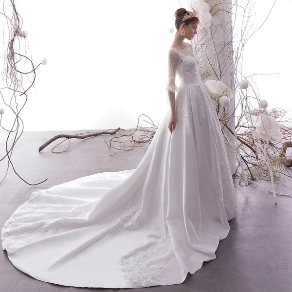 Beste Weiß Satin Durchsichtige Brautkleider / Hochzeitskleider 2019 A Linie Rundhalsausschnitt Geschwollenes Lange Ärmel Rückenfreies Applikationen Spitze Pailletten Perlenstickerei Kapelle-Schleppe Rüschen