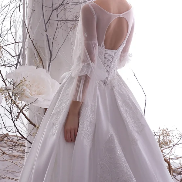 Beste Weiß Satin Durchsichtige Brautkleider / Hochzeitskleider 2019 A Linie Rundhalsausschnitt Geschwollenes Lange Ärmel Rückenfreies Applikationen Spitze Pailletten Perlenstickerei Kapelle-Schleppe Rüschen