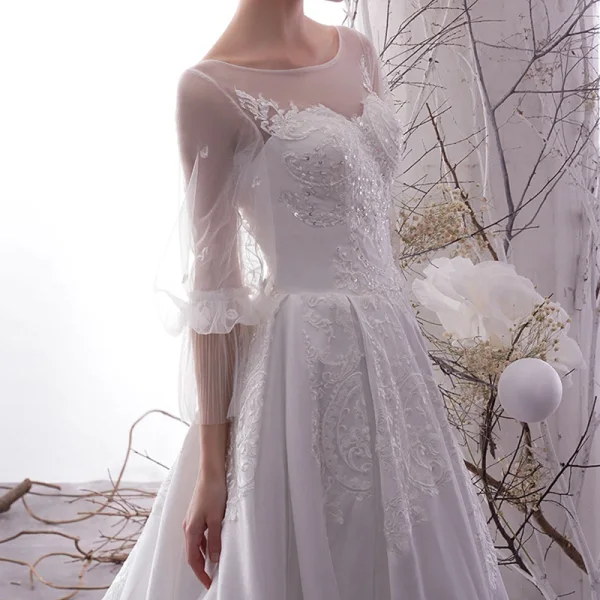 Beste Weiß Satin Durchsichtige Brautkleider / Hochzeitskleider 2019 A Linie Rundhalsausschnitt Geschwollenes Lange Ärmel Rückenfreies Applikationen Spitze Pailletten Perlenstickerei Kapelle-Schleppe Rüschen