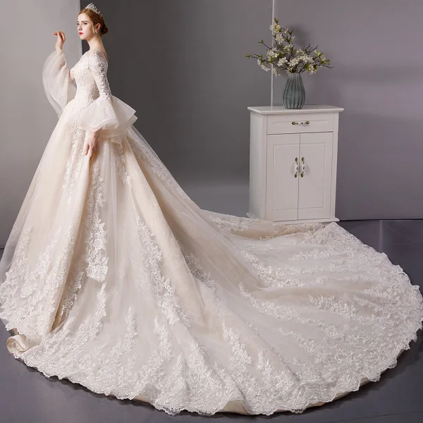 Luxe Champagne Transparentes Robe De Mariée 2019 Robe Boule Encolure Carrée Manches de cloche Dos Nu Appliques En Dentelle Perlage Cathedral Train Volants