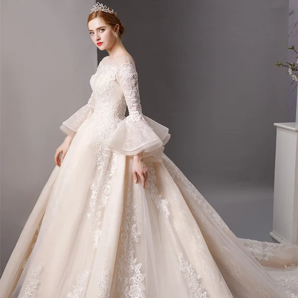 Luxe Champagne Transparentes Robe De Mariée 2019 Robe Boule Encolure Carrée Manches de cloche Dos Nu Appliques En Dentelle Perlage Cathedral Train Volants