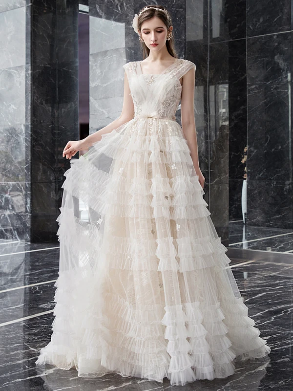 Romantique Champagne Jardin / Extérieur Robe De Mariée 2019 Princesse Encolure Carrée Sans Manches Dos Nu Appliques En Dentelle Perlage Noeud Ceinture Longue Volants