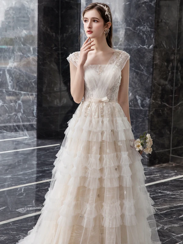 Romantique Champagne Jardin / Extérieur Robe De Mariée 2019 Princesse Encolure Carrée Sans Manches Dos Nu Appliques En Dentelle Perlage Noeud Ceinture Longue Volants