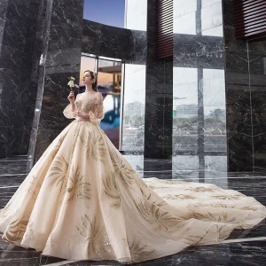Étourdissant Champagne Robe De Mariée 2019 Princesse De L 039 Épaule Gonflée 3 4 Manches Dos Nu Perlage Glitter Tulle Royal Train Volants
