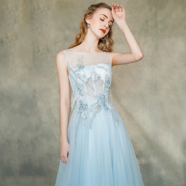 Élégant Bleu Ciel Transparentes Robe De Soirée 2019 Princesse Encolure Dégagée Sans Manches Appliques En Dentelle Plumes Perlage Perle Train De Balayage Volants Dos Nu Robe De Ceremonie