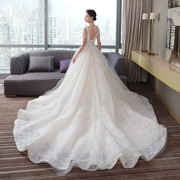 Beste Champagner Brautkleider / Hochzeitskleider 2019 A Linie Tiefer V-Ausschnitt Ärmellos Rückenfreies Perlenstickerei Blatt Applikationen Spitze Glanz Tülle Kapelle-Schleppe Rüschen