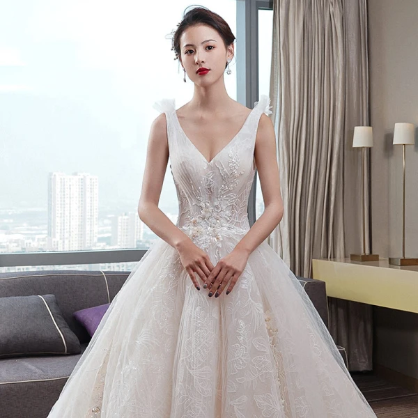 Beste Champagner Brautkleider / Hochzeitskleider 2019 A Linie Tiefer V-Ausschnitt Ärmellos Rückenfreies Perlenstickerei Blatt Applikationen Spitze Glanz Tülle Kapelle-Schleppe Rüschen