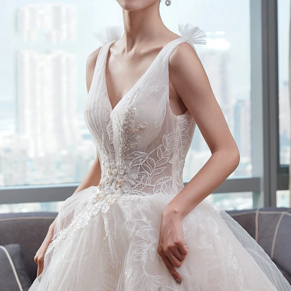Beste Champagner Brautkleider / Hochzeitskleider 2019 A Linie Tiefer V-Ausschnitt Ärmellos Rückenfreies Perlenstickerei Blatt Applikationen Spitze Glanz Tülle Kapelle-Schleppe Rüschen