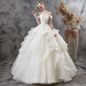 Abordable Champagne Jardin Extérieur Robe De Mariée 2019 Robe Boule De L 039 Épaule Manches Courtes Dos Nu Appliques En Dentelle Paillettes Longue Volants