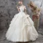 Abordable Champagne Jardin / Extérieur Robe De Mariée 2019 Robe Boule De l'épaule Manches Courtes Dos Nu Appliques En Dentelle Paillettes Longue Volants