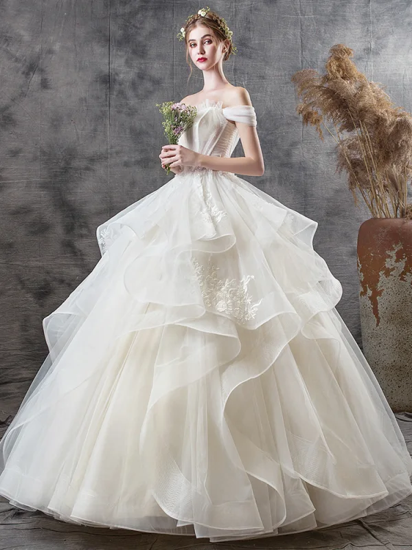 Abordable Champagne Jardin / Extérieur Robe De Mariée 2019 Robe Boule De l'épaule Manches Courtes Dos Nu Appliques En Dentelle Paillettes Longue Volants