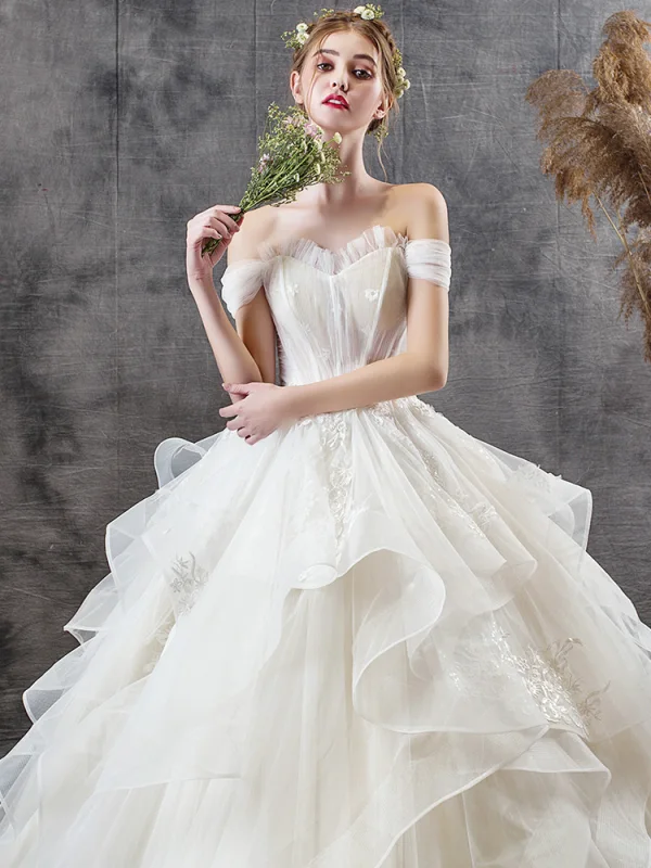 Abordable Champagne Jardin / Extérieur Robe De Mariée 2019 Robe Boule De l'épaule Manches Courtes Dos Nu Appliques En Dentelle Paillettes Longue Volants