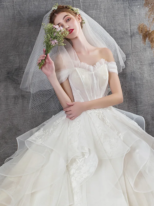 Abordable Champagne Jardin / Extérieur Robe De Mariée 2019 Robe Boule De l'épaule Manches Courtes Dos Nu Appliques En Dentelle Paillettes Longue Volants