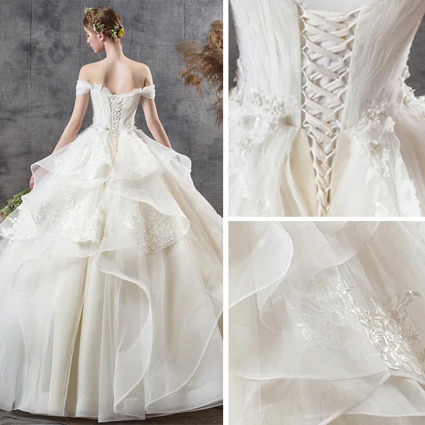 Abordable Champagne Jardin / Extérieur Robe De Mariée 2019 Robe Boule De l'épaule Manches Courtes Dos Nu Appliques En Dentelle Paillettes Longue Volants