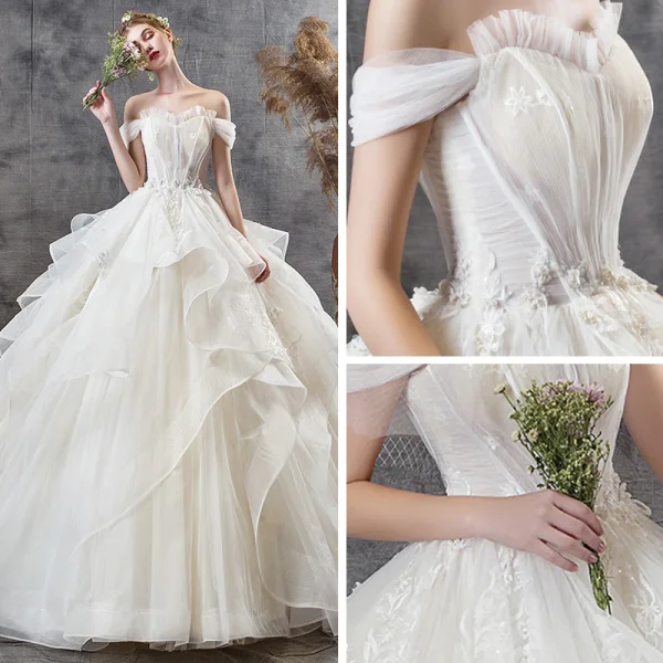 Abordable Champagne Jardin / Extérieur Robe De Mariée 2019 Robe Boule De l'épaule Manches Courtes Dos Nu Appliques En Dentelle Paillettes Longue Volants