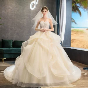 Beste Champagne Brudekjoler 2019 Ballkjole Kjæreste Uten Ermer Ryggløse Appliques Blonder Beading Chapel Train Buste
